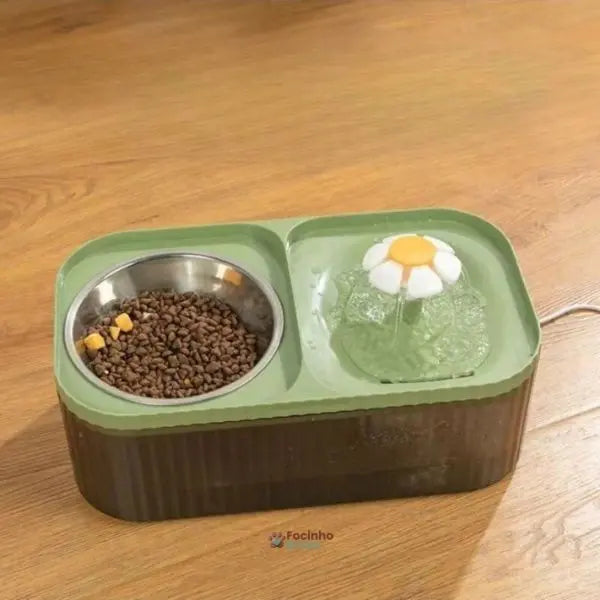detalhe do sistema de filtragem da fonte de água para gatos com carvão ativado