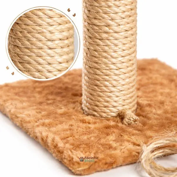 Gato doméstico utilizando arranhador compacto com brinquedos para entretenimento diário