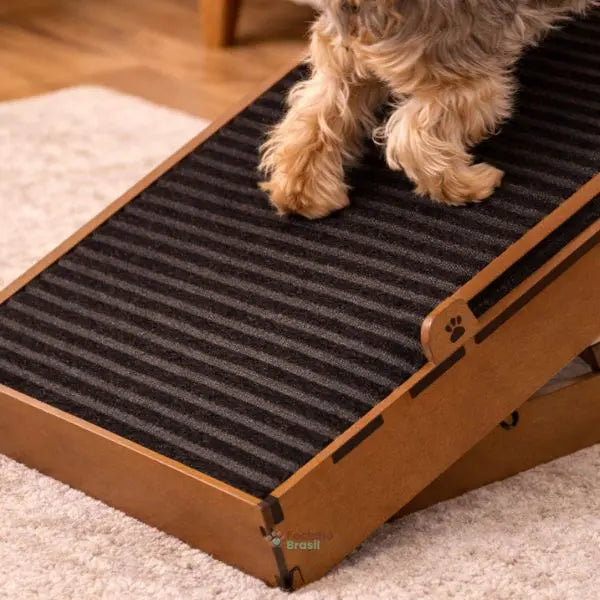 Detalhe da superfície antiderrapante da rampa para cachorro garantindo estabilidade e segurança ao pet