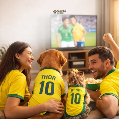 cachorro e yorkshire usando roupa pet brasil personalizada com nome e número nas costas